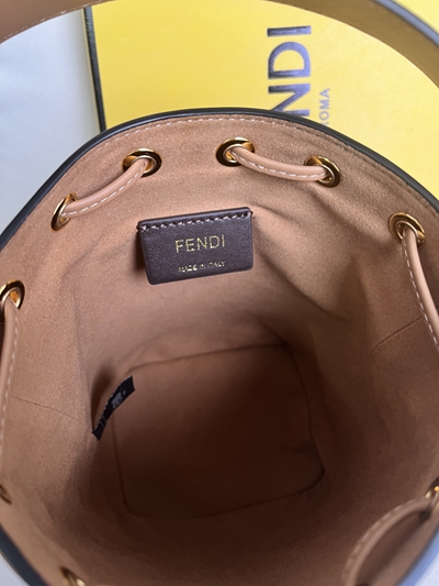 フェンディバッグ着用イメージ